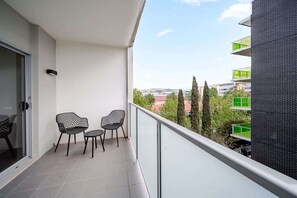 Property grounds - Lakeside 1-Bed with A/C, Parking & Balcony (Greenway)