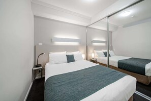 1 bedroom, iron/ironing board, WiFi, bed sheets - Lakeside 1-Bed with A/C, Parking & Balcony (Greenway)