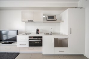 Fridge, microwave, oven, stovetop - Lakeside 1-Bed with A/C, Parking & Balcony (Greenway)