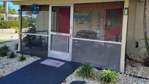 A single-story building with a covered entrance and a patio area. - Diana's Waterfront Villa (Fort Lauderdale)