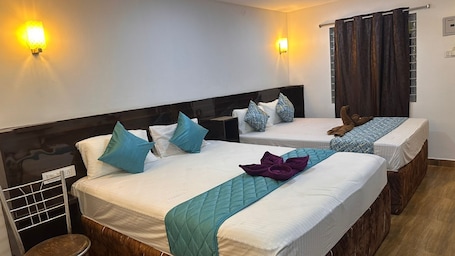 Executive Triple Room. SMJ GRAND HOTEL & MAHAL