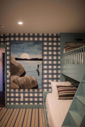 5 bedrooms, desk, iron/ironing board, travel crib