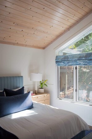 5 bedrooms, desk, iron/ironing board, travel crib