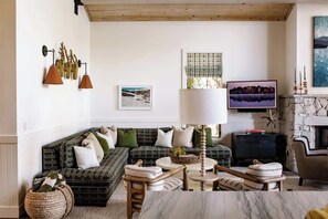 Una televisión, una chimenea, una oficina