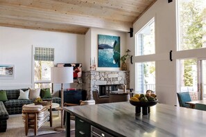 Tv, eldstad och kontor