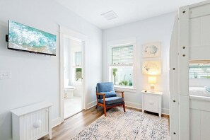 4 habitaciones, escritorio y tabla de planchar con plancha 