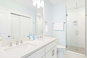Douche, séchoir à cheveux, serviettes fournies, shampooing