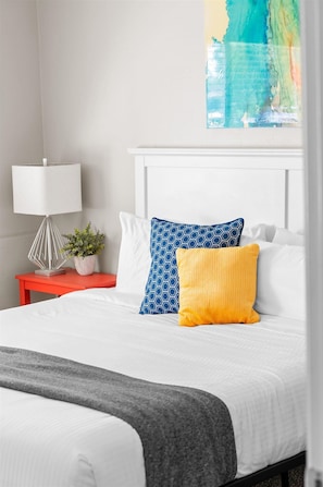 4 bedrooms, iron/ironing board, travel crib, WiFi - The Desert Daze: Minutes to Old Town | Pool & Spa (Scottsdale)