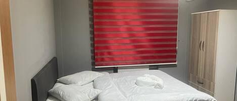 Rideaux occultants, chambres insonorisées, fer et planche à repasser