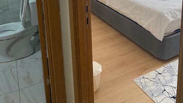 Blendingsgardiner, lydisolert, strykejern/-brett og wi-fi (inkludert)