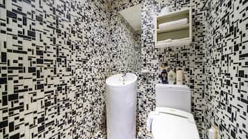 Standard-Doppelzimmer | Badezimmer | Dusche, kostenlose Toilettenartikel, Haartrockner, Bademäntel