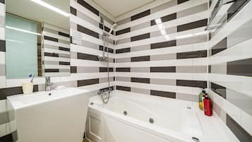 デラックス ダブルルーム | バスルーム | シャワー、バスアメニティ (無料)、ヘアドライヤー、バスローブ