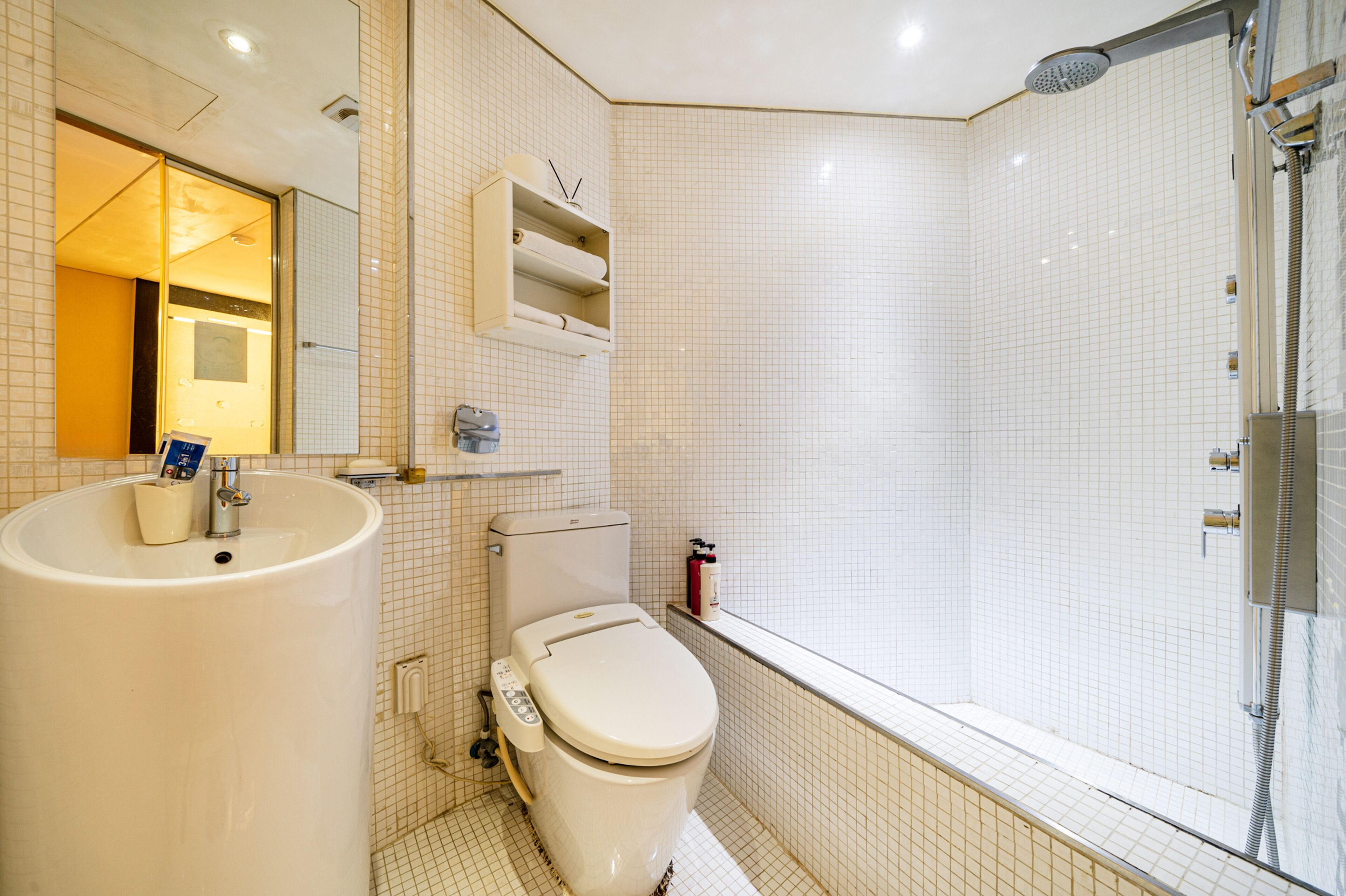 Deluxe-Doppelzimmer | Badezimmer | Dusche, kostenlose Toilettenartikel, Haartrockner, Bademäntel