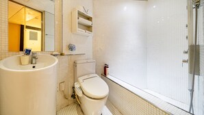 A modern bathroom with a large sink, toilet, and shower. - Hotel INN Seoul (Seoul)
