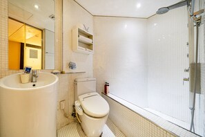 Deluxe Double Room | Bathroom | Shower, free toiletries, hair dryer, bathrobes - Hotel INN Seoul (Seoul)
