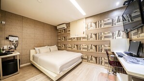 A modern hotel room with a bed, a desk, a bookshelf, and an air conditioning unit. - Hotel INN Seoul (Seoul)