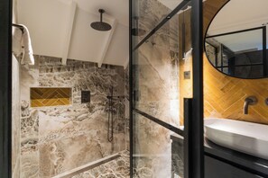 Suite Deluxe | Baño | Artículos de higiene personal gratuitos, secador de pelo y toallas