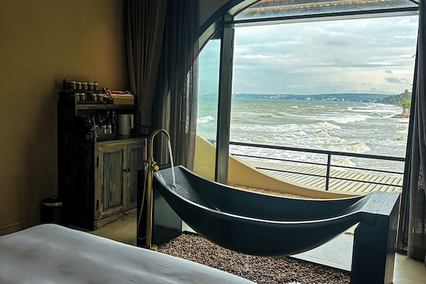 Phòng Deluxe, 1 giường cỡ queen, quang cảnh một góc biển | Màn/rèm cản sáng, phòng cách âm, bàn ủi/dụng cụ ủi quần áo