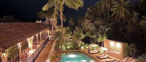 2 udendørs pools, åben fra kl. 06.00 til kl. 18.00, parasoller