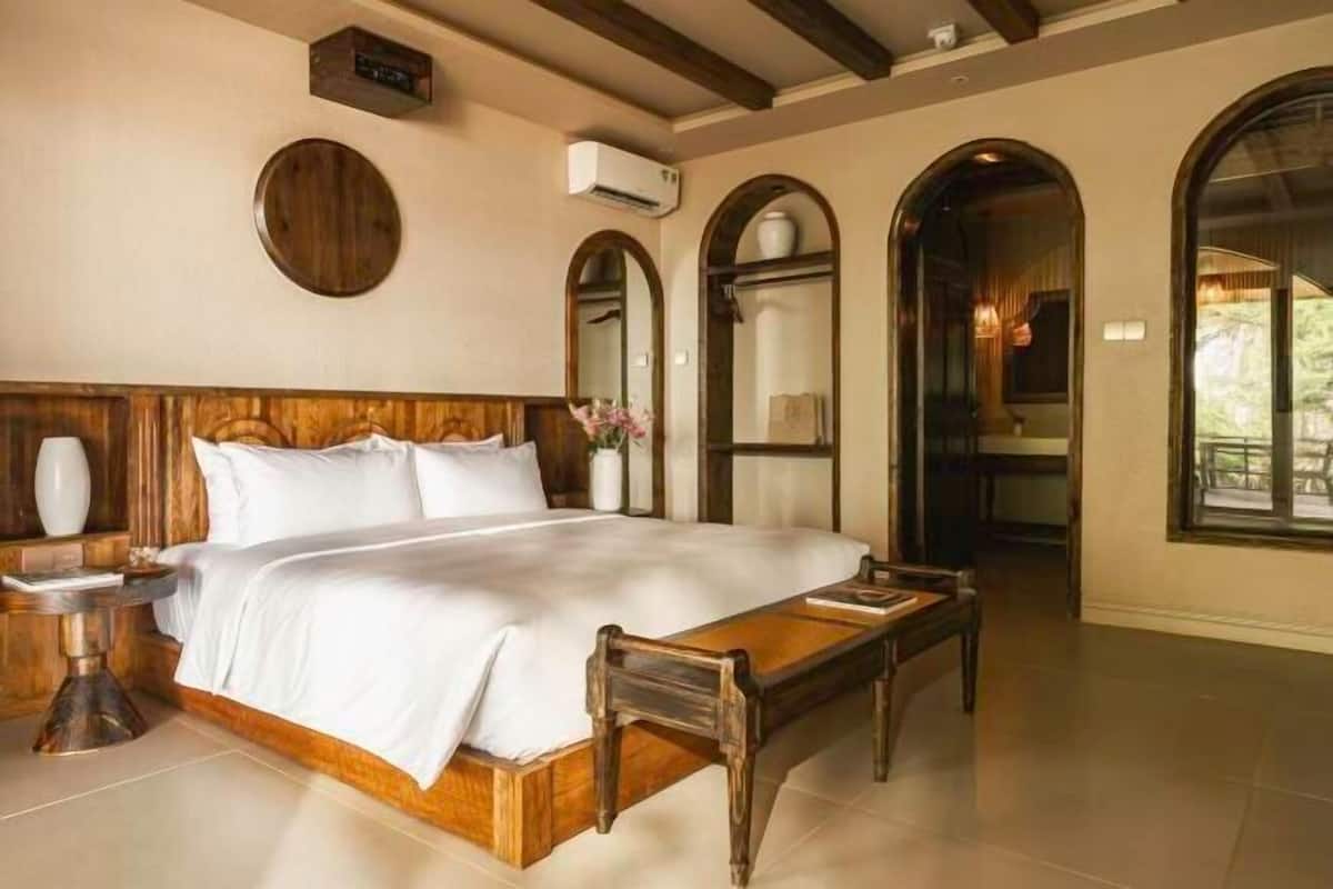 Rideaux occultants, chambres insonorisées, fer et planche à repasser