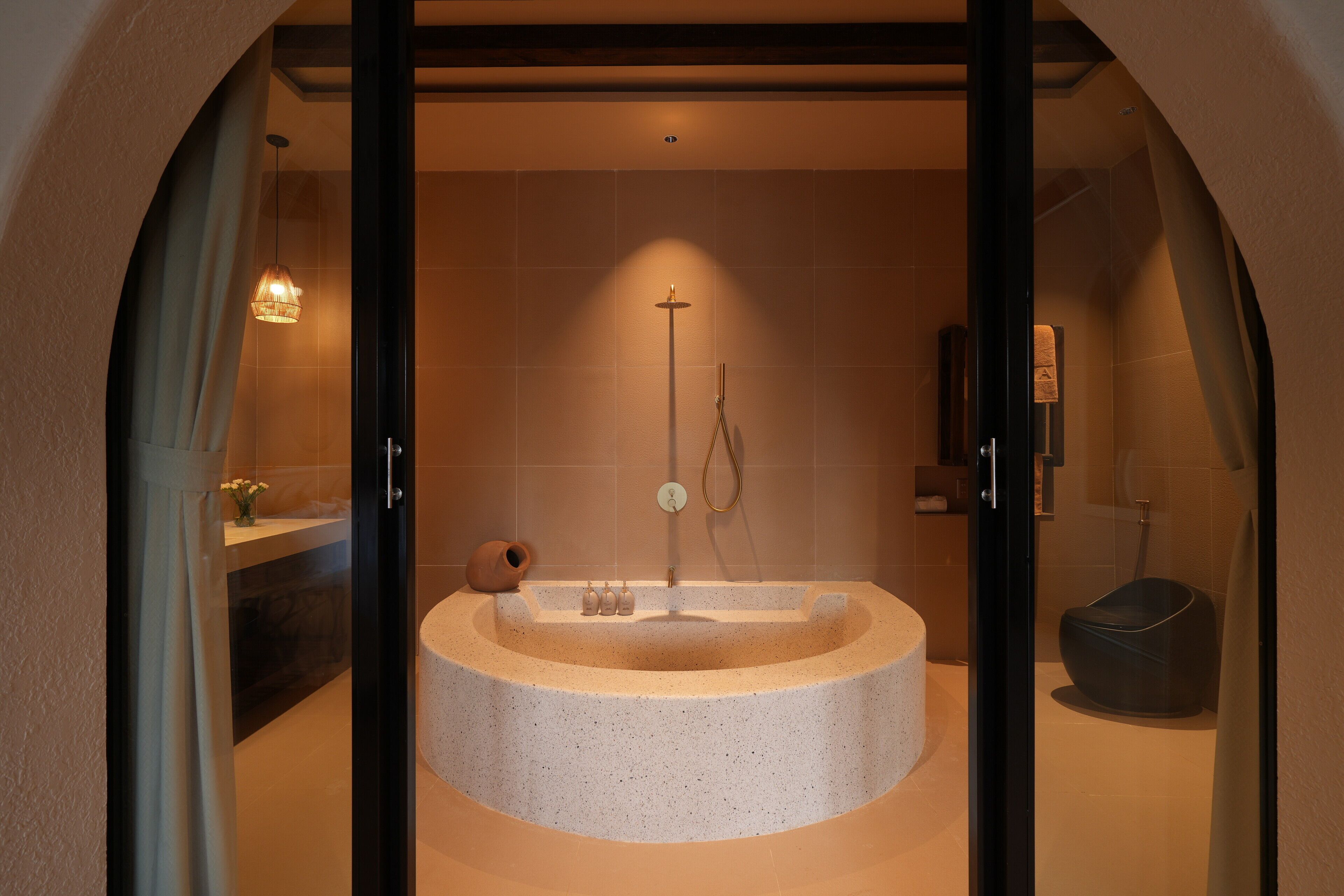 Une salle de bain moderne avec une baignoire sur pieds, un porte-serviettes et une cabine de douche en verre.