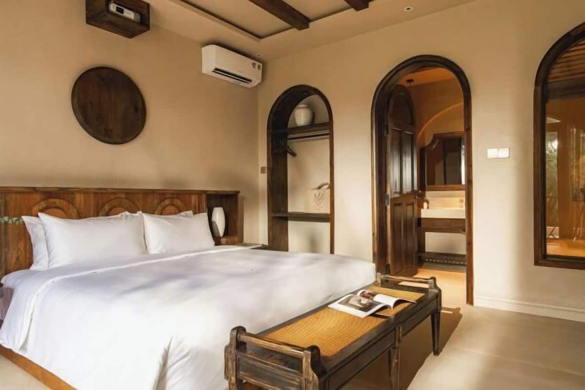 Cortinas blackout, insonorización y tabla de planchar con plancha