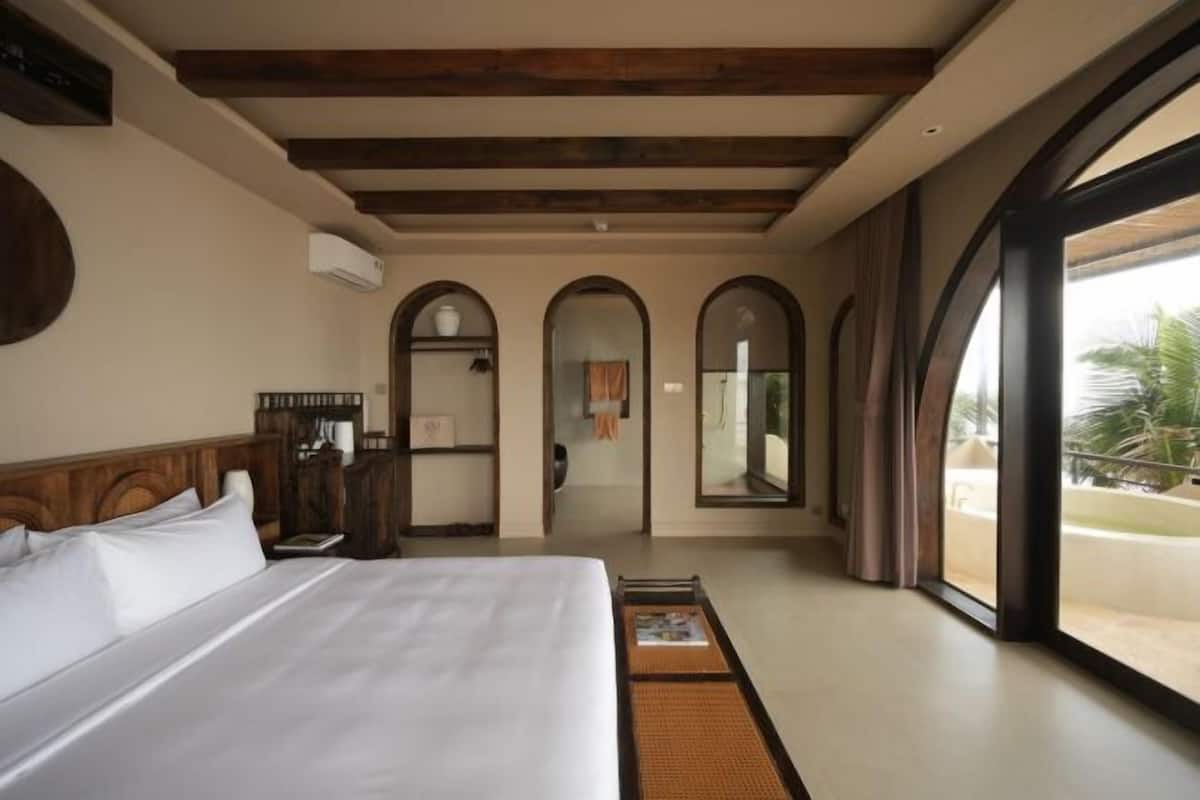Cortinas blackout, insonorización y tabla de planchar con plancha