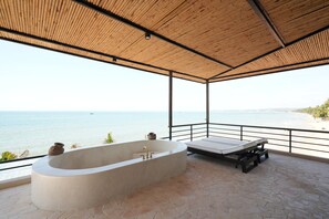 Luxury Room, Beach View | Deep-soaking bathtub
