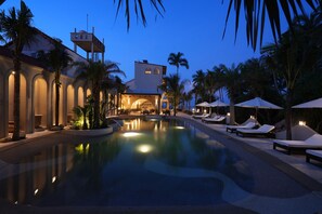 2 piscinas al aire libre, sombrillas, sillones reclinables de piscina