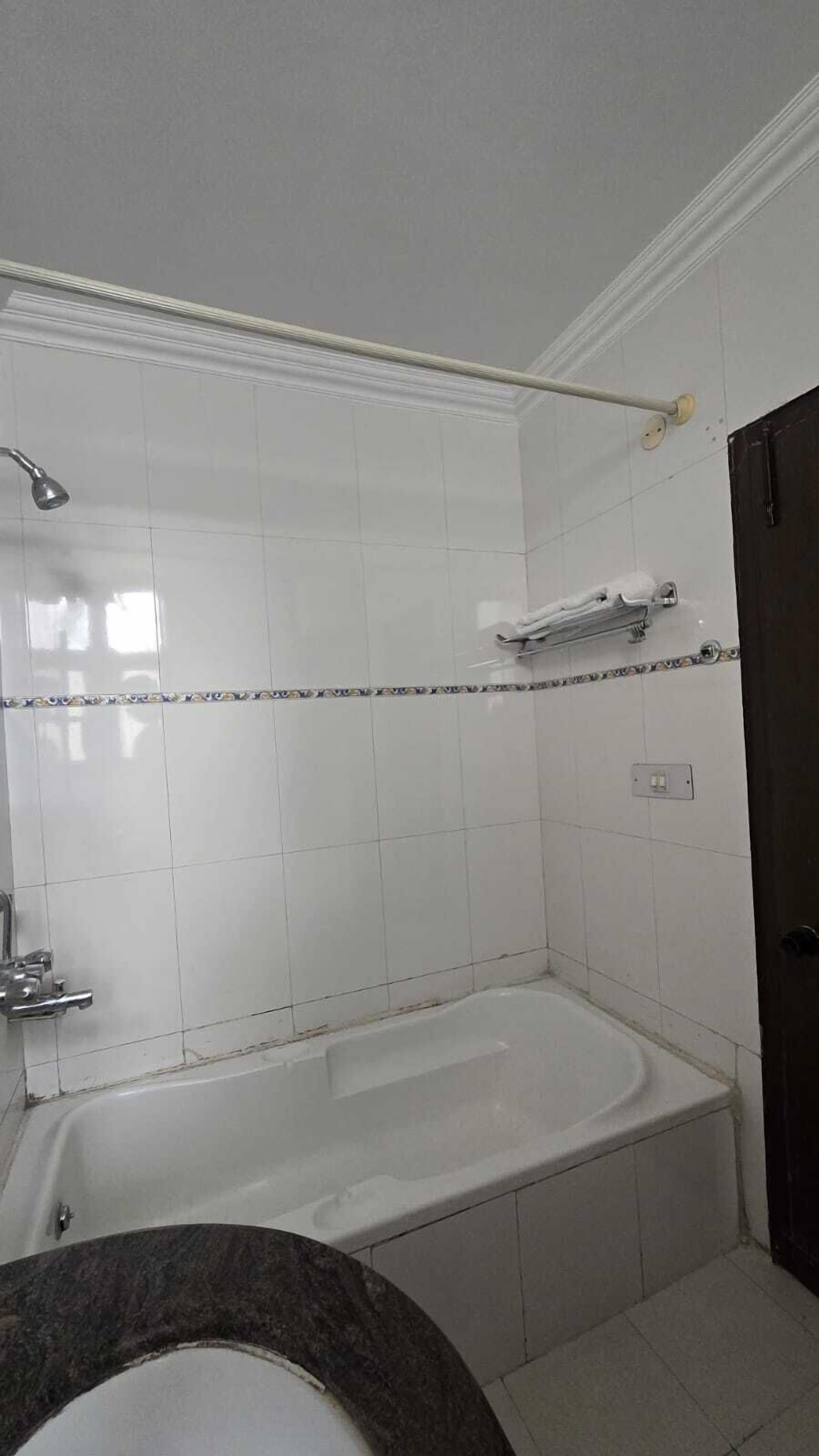 Un baño con bañera, ducha e inodoro.