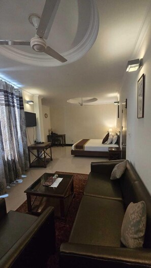 Royal Suite | Free WiFi - Kenwood Resort (Kasauli)