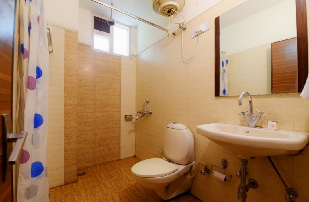 Un baño con inodoro, lavamanos y ducha.