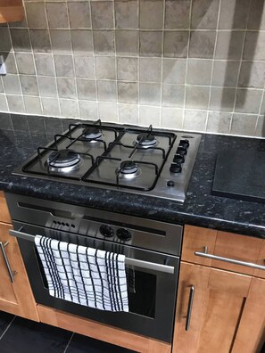 Kylskåp, mikrovågsugn, ugn och spishäll