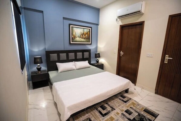 3 bedrooms, desk, iron/ironing board, WiFi - Modern minimalist |3 Bed| Dha Phase 7 Ext Karachi

 (Karachi)