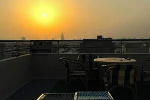 Outdoor dining - Modern minimalist |3 Bed| Dha Phase 7 Ext Karachi

 (Karachi)