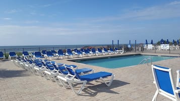Una piscina cubierta, 2 piscinas al aire libre