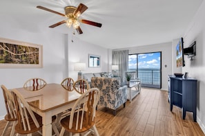 Signature-Apartment, 2 Schlafzimmer, Küche, Meerblick | Essbereich im Zimmer