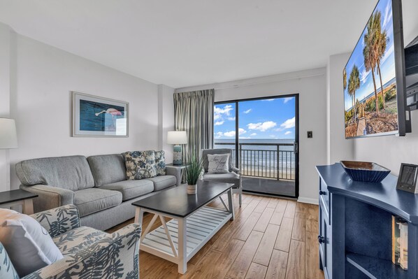 Signature-Apartment, 2 Schlafzimmer, Küche, Meerblick | Wohnzimmer | 55-Zoll-Smart-TV mit Kabelempfang