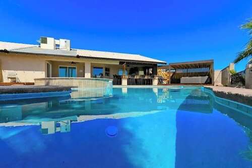 Luxury Retreat Pool House with spectacular views!

