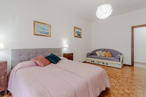 1 habitación, tabla de planchar con plancha, wifi y ropa de cama 