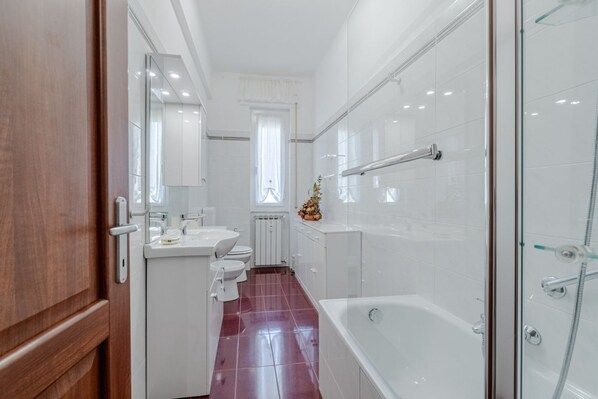 Hair dryer, bidet, towels, toilet paper