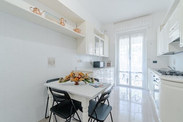 Dining - 60 sqm apartment with a balcony for 4 people, located on the fifth floor with an elevator (steps to access). Just a 2-minute walk from Caprafico beach, the accommodation is in Nervi, one of Genoa’s most charming neighborhoods, known for its parks, hist (Genova)