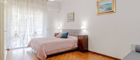 1 slaapkamer, een strijkplank/strijkijzer, wifi, beddengoed