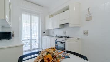 Kjøleskap, ovn, kokeplater og vannkoker