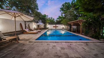 Una piscina al aire libre