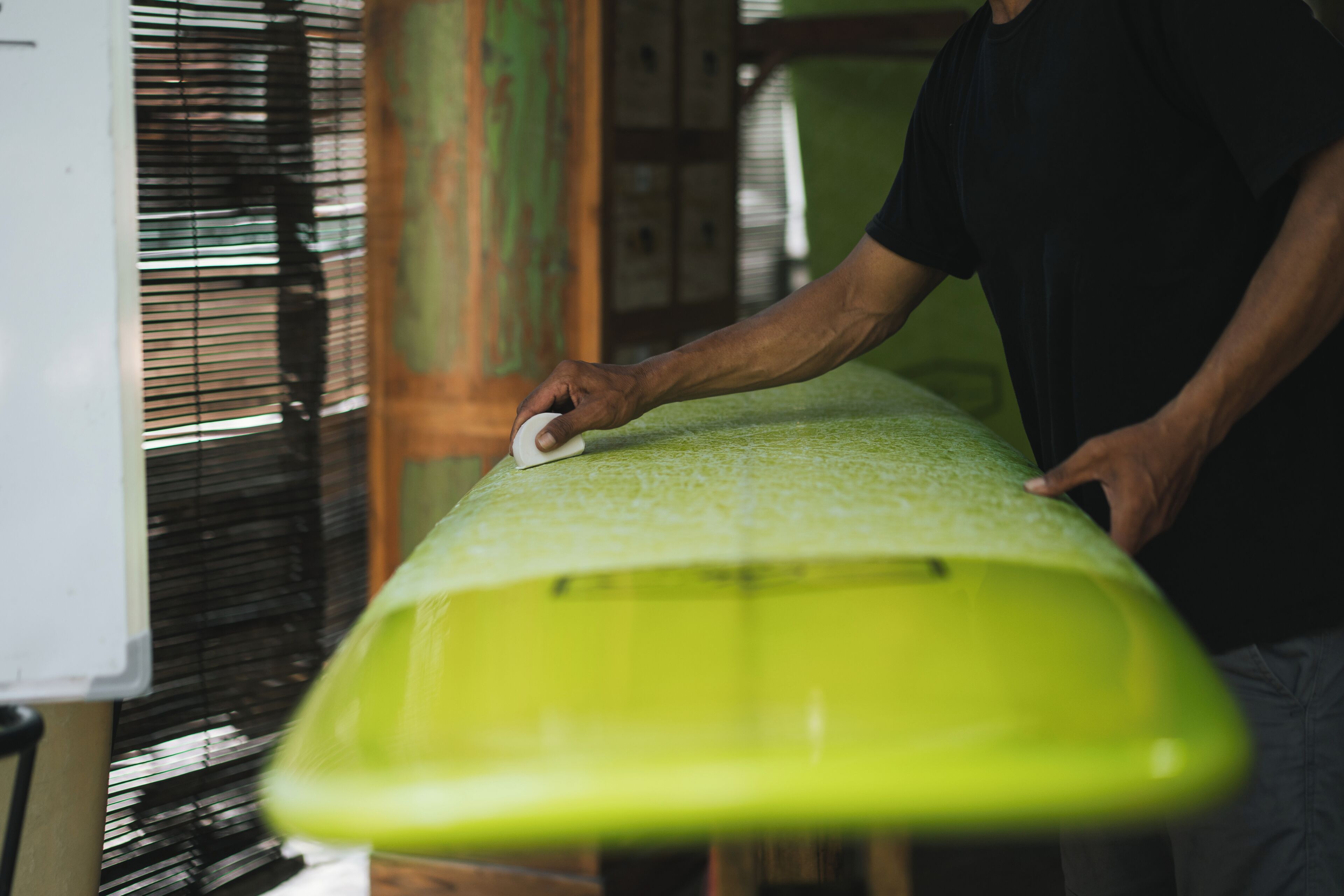Una persona sosteniendo una tabla de surf.