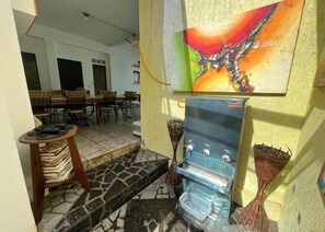 Een koelkast, een microgolfoven