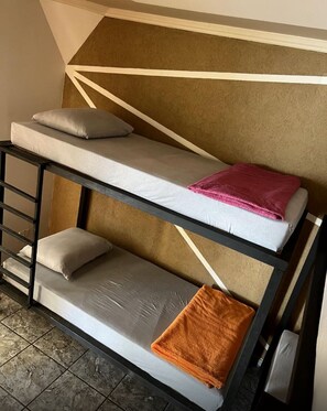 Basic Ortak Ranzalı Oda, Veranda | Ses yalıtımı, ücretsiz kablosuz İnternet 