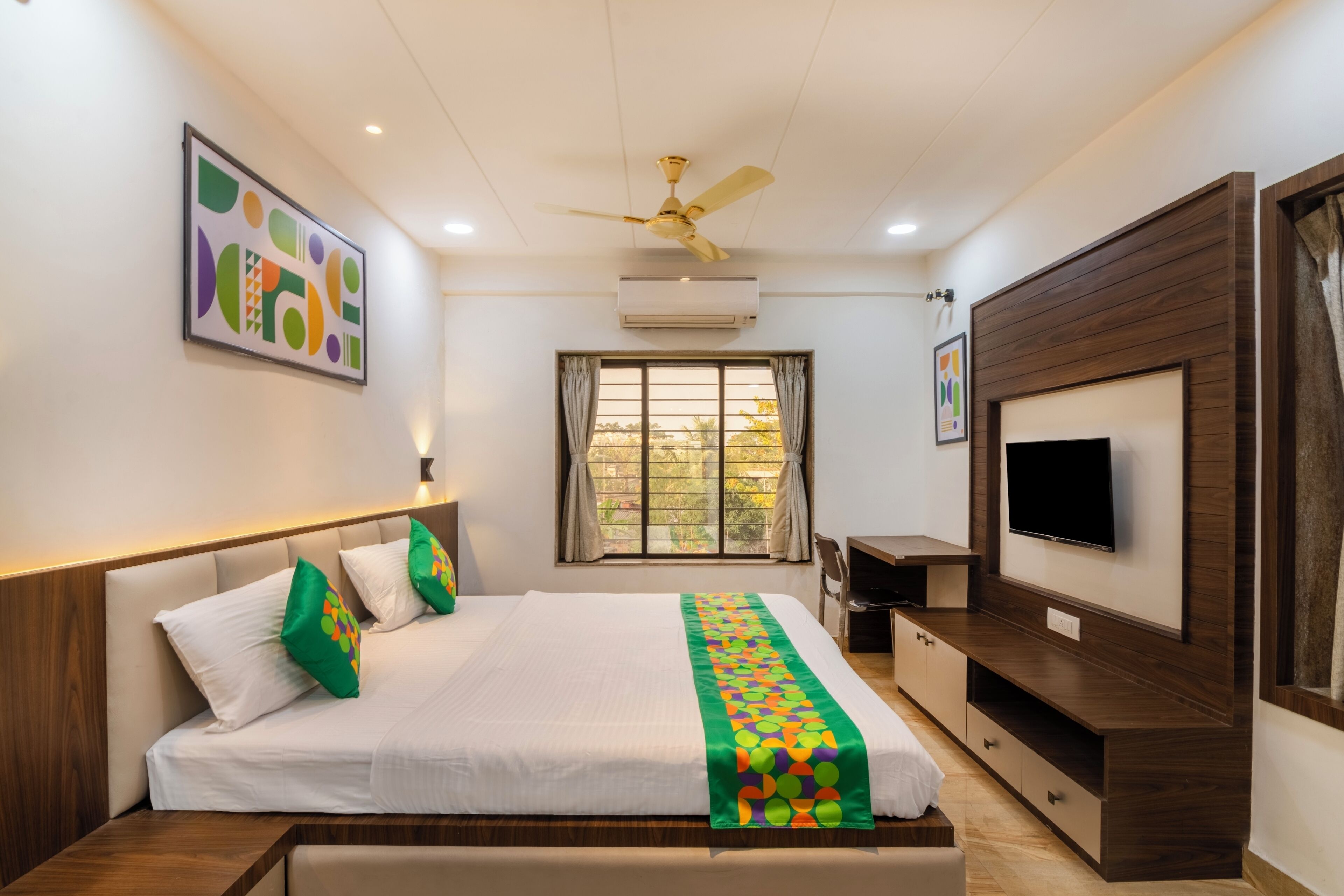 Rom – standard | Individuelt innredet, skrivebord, blendingsgardiner og strykejern/-brett