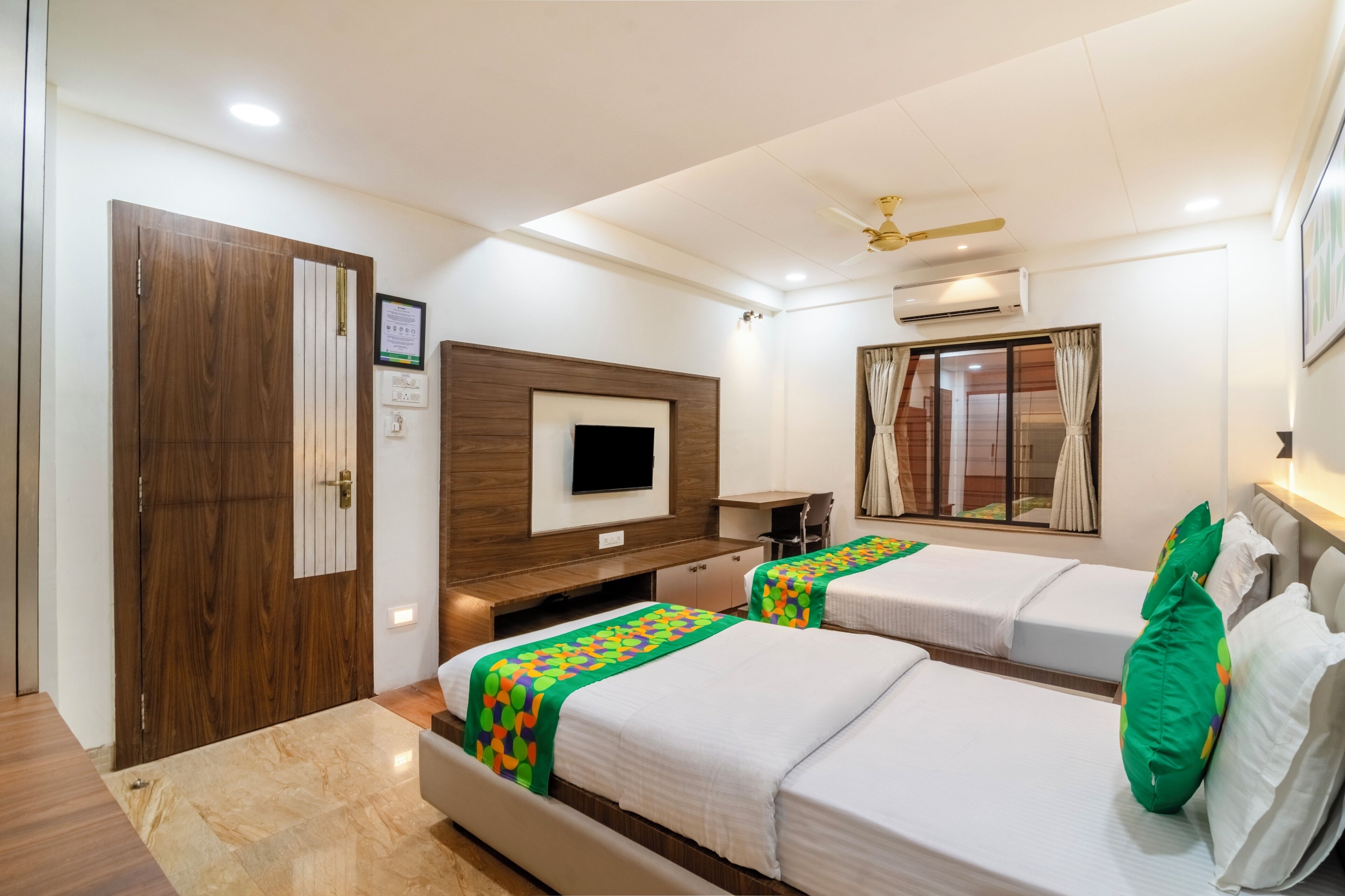 Rom – deluxe | Individuelt innredet, skrivebord, blendingsgardiner og strykejern/-brett